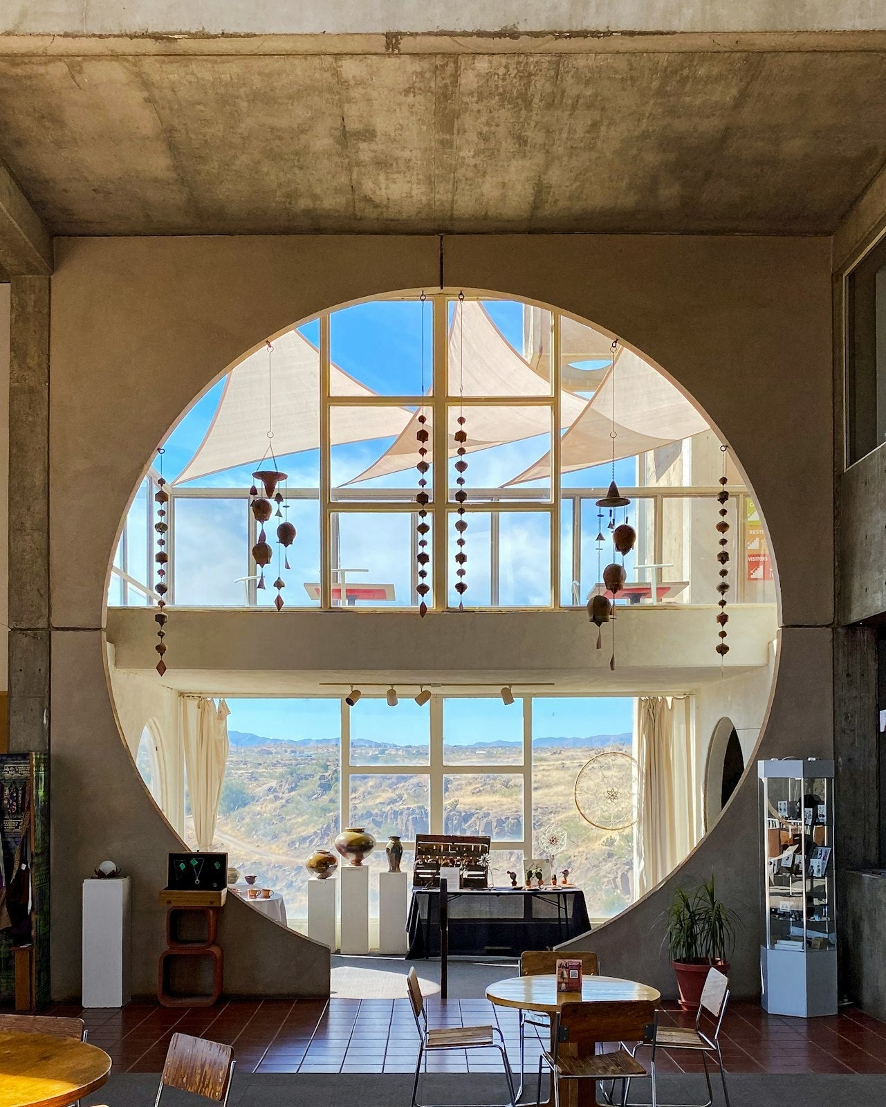 American Icons − The Architecture of the United States: Visions and Defiance