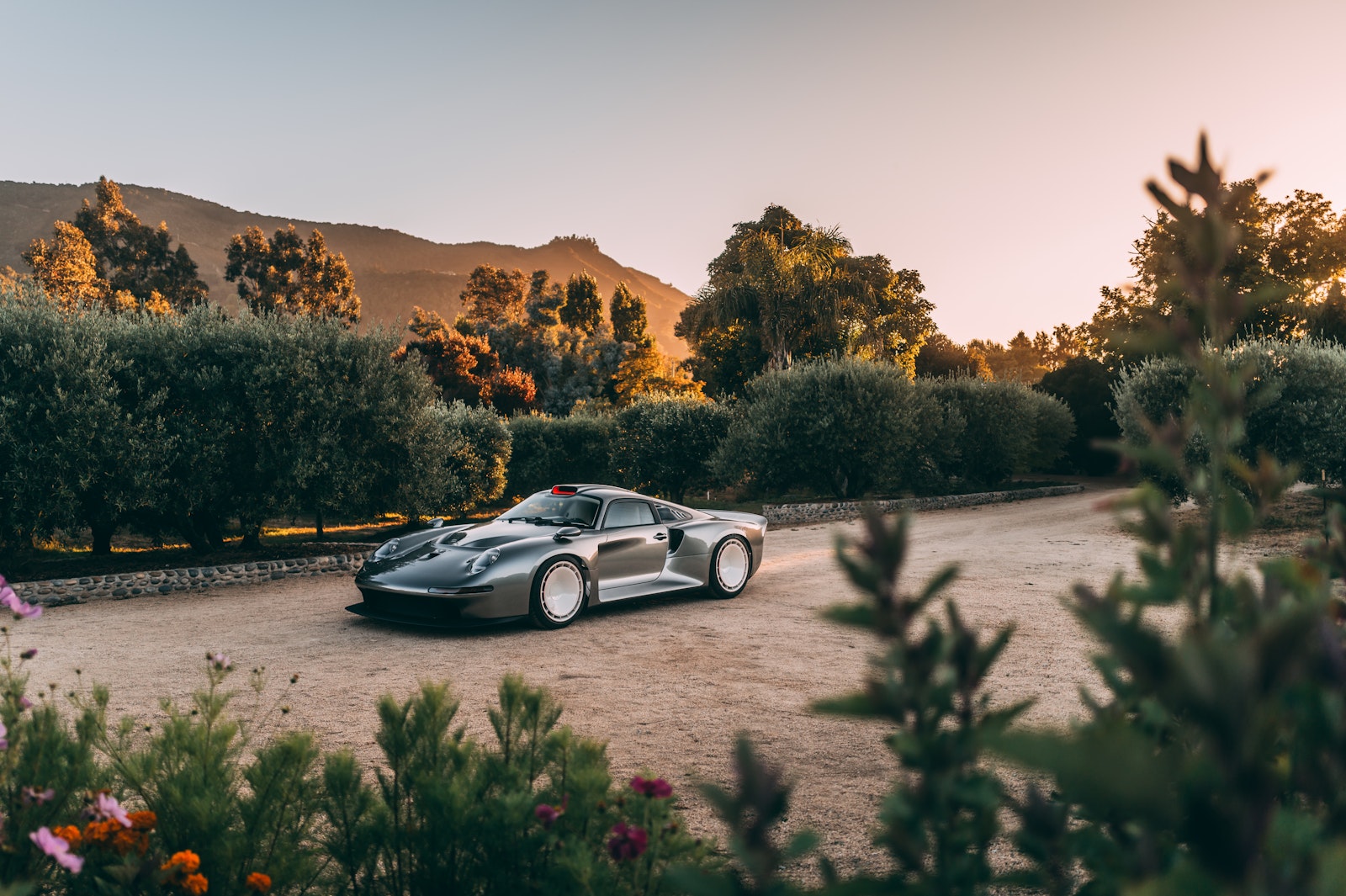 Drive Different − Restomods and Iconic Automobiles Reimagined